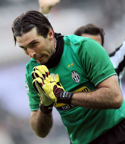 意甲媒体热议：米兰前锋希门尼斯未来扑朔迷离，媒体坚称他将离开而经纪人否认！（意媒聚焦：米兰前锋希门尼斯去留成谜，媒体断言将离队，经纪人予以否认）