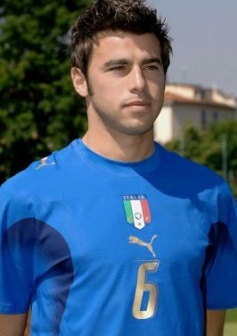 足球英超双红会爆发冲突，多人吃黄牌