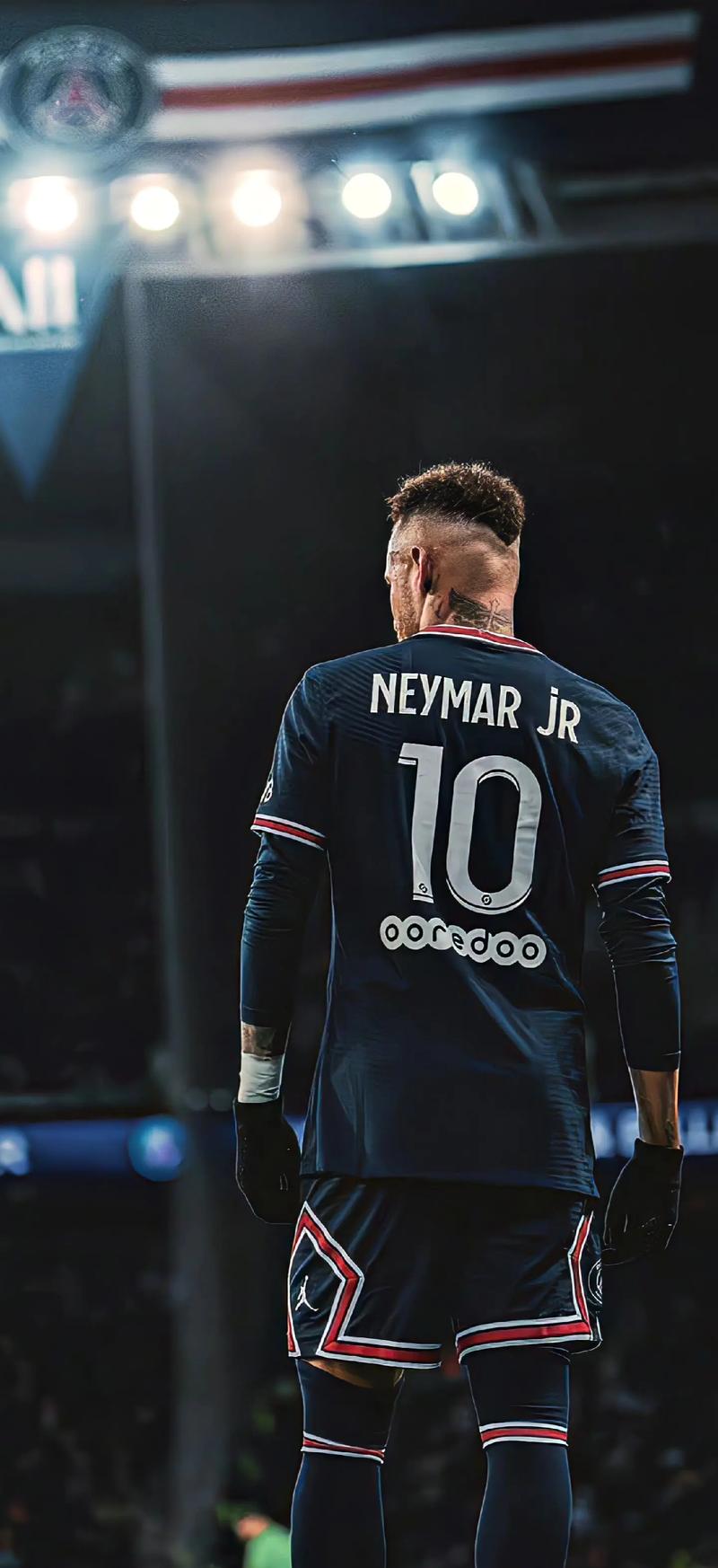 首圈，维斯塔潘起步良好抢到首位，皮亚斯特里挤进内线并过掉诺里斯上至第2，诺里斯第3。