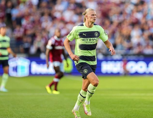 武磊受邀出席上海徐汇区足球超级联赛开幕式，并宣布比赛开幕（武磊亮相上海徐汇区足球超级联赛开幕式，宣布赛事启动）