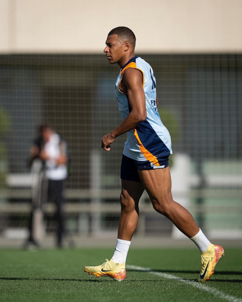 一镜到底！阿莫林带你看看，这个赛季曼联战胜了哪些对手：（跟着阿莫林一镜到底，回顾曼联本赛季击败的对手）