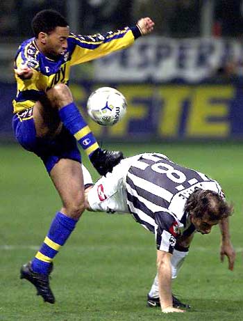 德乙半场：佐马单刀不射、阿杰伊造险，沙尔克暂0-0纽伦堡（德乙半场战报：佐马失单刀、阿杰伊造险，沙尔克暂与纽伦堡0-0僵持）