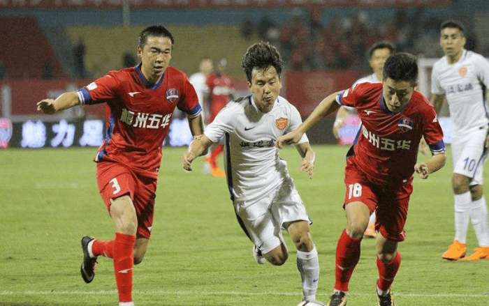 记者总结皇马2025：没有中场大脑纯靠天赋，阿隆索的球队缺乏风格（皇马2025评析：中场无核靠天赋硬撑，阿隆索球队缺少鲜明风格）